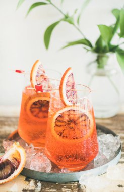 İtalyan Aperol Spritz alkol kokteyli buz ve portakal dilimleri tablo üzerinde kan