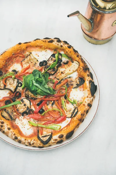 Pizza Vegetariana Italiana Recién Horneada Con Verduras Albahaca Fresca Tetera —  Fotos de Stock