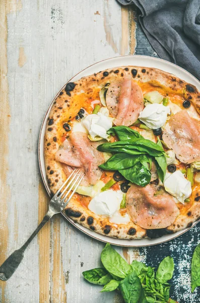Frisch Gebackene Pizza Mit Artischocken Geräuchertem Putenschinken Oliven Frischkäse Grünen — Stockfoto
