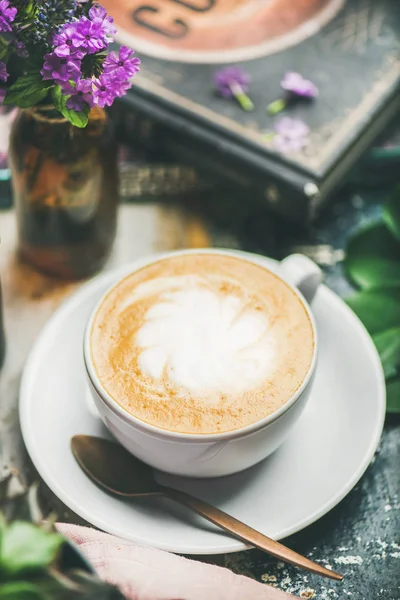 Café Clásico Capuchino Espumoso Taza Con Flores Sobre Fondo Rústico —  Fotos de Stock