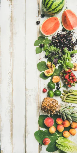 Säsongens Frukt Grönsaker Och Gröna Över Vit Trä Bakgrund — Stockfoto