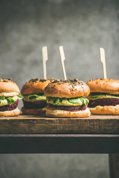 背景に灰色の壁 木の板にアボカド クリームと緑もやしキノア ビート パテ健康ビーガン ハンバーガー — ストック写真