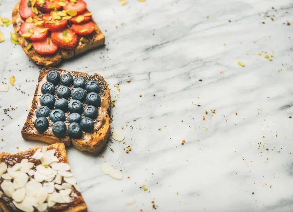 Petit Déjeuner Sain Collation Toasts Végétaliens Grains Entiers Avec Fruits — Photo