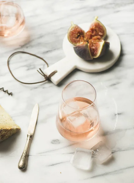 灰色大理石背景上的冰立方 奶酪和新鲜无花果的玫瑰酒杯 — 图库照片