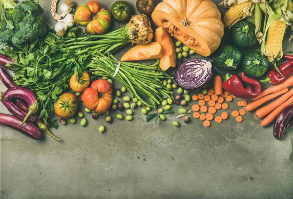 ヘルシーなベジタリアン季節秋料理の背景 秋野菜とハーブをグレーのコンクリート背景 — ストック写真