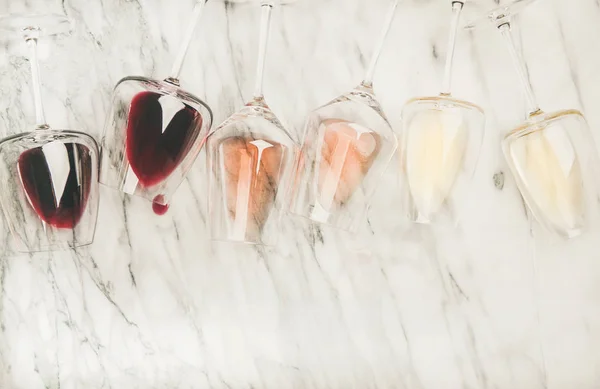 Красное Розовое Белое Вино Стаканах Штопор Сером Мраморном Фоне — стоковое фото