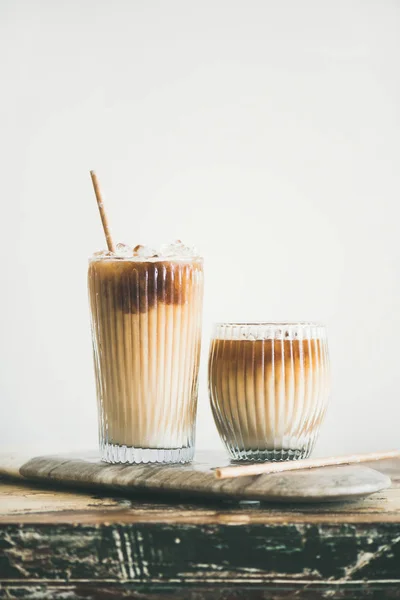 Café Gelado Copos Altos Com Leite Palhas Bordo Parede Branca — Fotografia de Stock