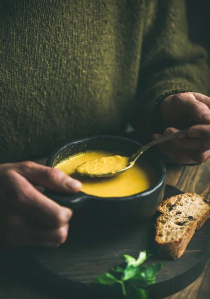 Homem Suéter Verde Escuro Inverno Comendo Milho Doce Sopa Camarão — Fotografia de Stock