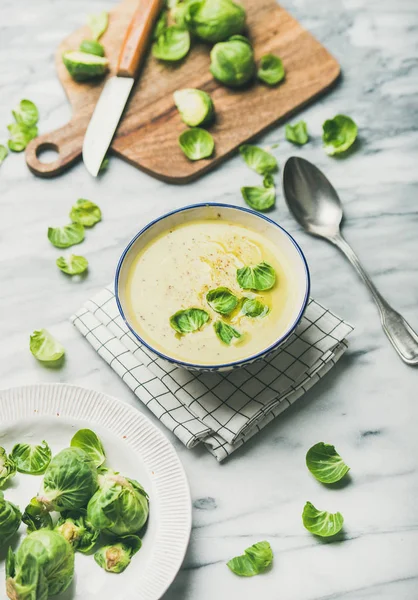 Het Crème Groentesoep Seizoensgebonden Spruiten Kom Verse Groene Brussel Spruiten — Stockfoto