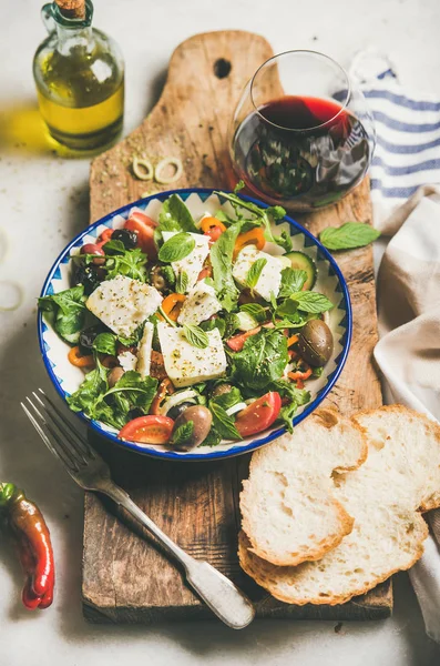 Ensalada Griega Casera Tradicional Con Queso Feta Aceite Oliva Aceitunas —  Fotos de Stock