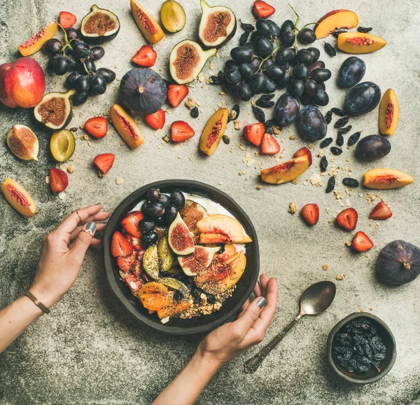 Sağlıklı Mevsim Sonbahar Kahvaltı Çeşitli Yunan Yoğurt Meyve Chia Tohum — Stok fotoğraf