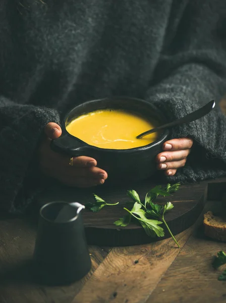 Mulher Camisola Inverno Cinza Escuro Comendo Sopa Milho Doce Camarão — Fotografia de Stock