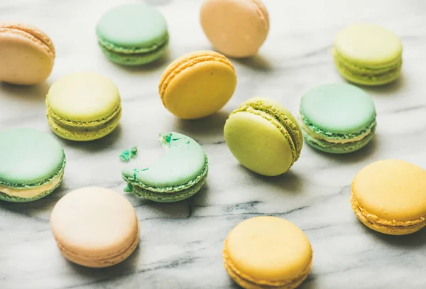 Doce Colorido Francês Macaroon Cookies Sobre Fundo Mármore Cinza — Fotografia de Stock
