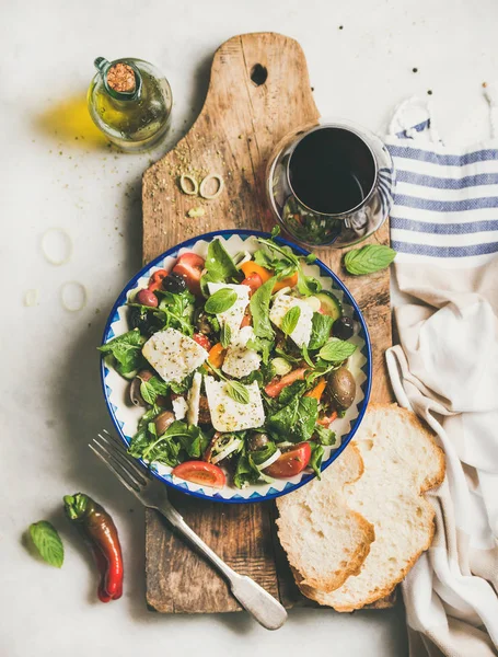 Traditioneller Griechischer Salat Mit Feta Käse Olivenöl Und Oliven Und — Stockfoto