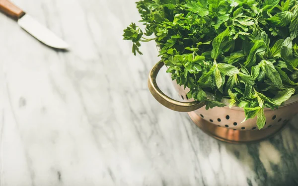 Bunch Fresh Green Garden Herbs Brass Colander Marble Kitchen Table — Stock Photo, Image