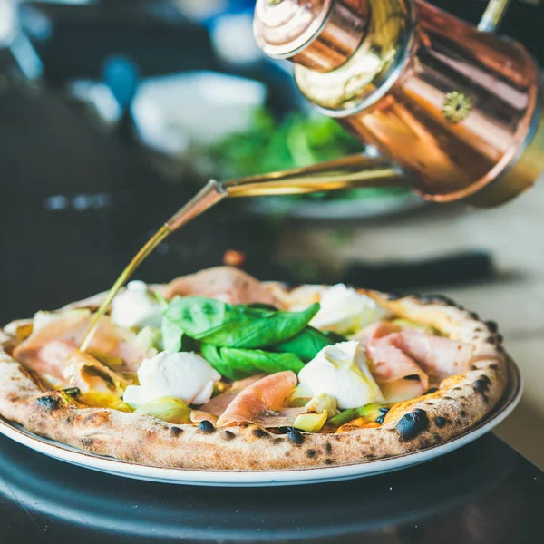 Italienisches Mittagessen Oder Abendessen Frisch Gebackene Pizza Mit Artischocken Geräuchertem — Stockfoto