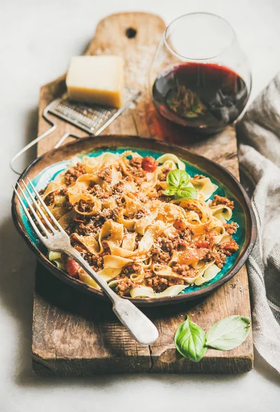 Tagliatelle Bolonhesa Com Carne Picada Molho Tomate Queijo Parmesão Copo — Fotografia de Stock