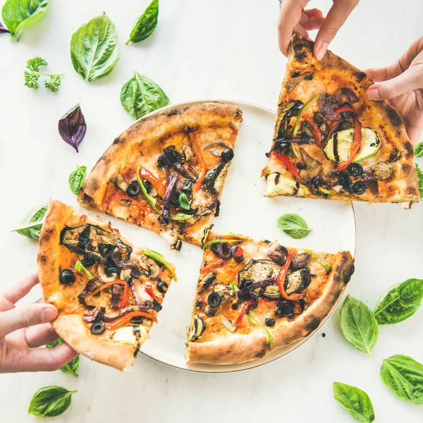 Letní Večeři Nebo Oběd Rukou Lidí Čerstvě Pečené Italská Vegetariánská — Stock fotografie