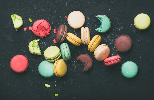 Süße Bunte Französische Makronenkekse Vielfalt Über Schwarzem Hintergrund — Stockfoto