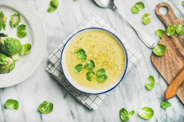 Brussels Sazonais Brotos Sopa Creme Vegetal Tigela Brotos Brussel Verde — Fotografia de Stock