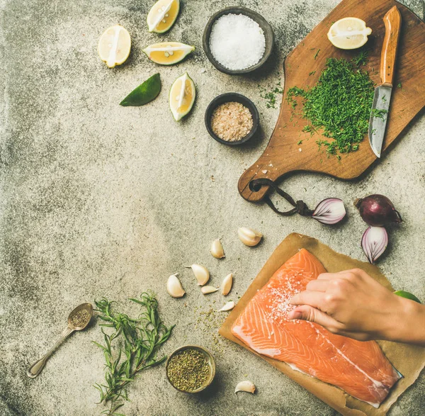 Kochen Von Gesalzenem Lachsfisch Rohes Lachsfilet Weibliche Hand Legt Salz — Stockfoto