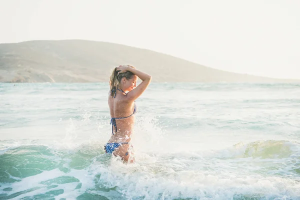 Jovem Mulher Loira Bonita Turista Maiô Relaxante Águas Onduladas Mar — Fotografia de Stock