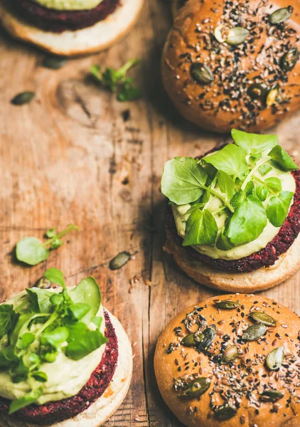 Hamburguesas Veganas Saludables Con Hamburguesas Remolacha Quinua Crema Aguacate Brotes — Foto de Stock