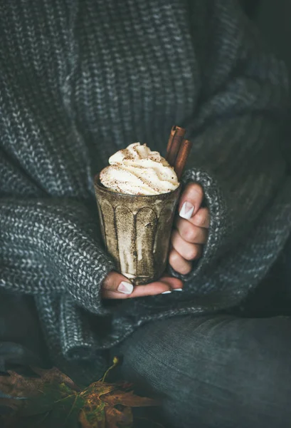 Жінка Сірому Вовняному Светрі Джинсах Сидить Тримає Кухоль Гарячим Шоколадом — стокове фото