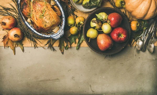 Thanksgiving Middag Tabell Platt Lay Rostad Kyckling Eller Kalkon Frukt — Stockfoto