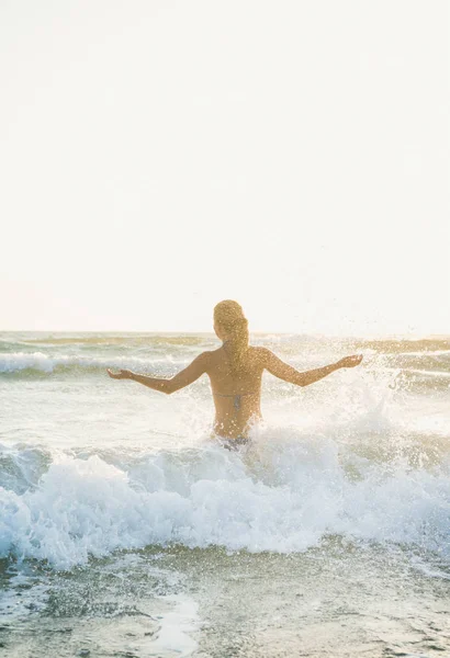 Jovem Loira Turista Maiô Para Trás Desfrutando Águas Onduladas Pôr — Fotografia de Stock