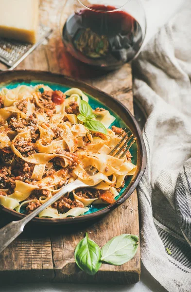 Tradiční Italská Večeře Tagliatelle Bolognese Mletým Masem Rajčatovou Omáčkou Parmezánem — Stock fotografie