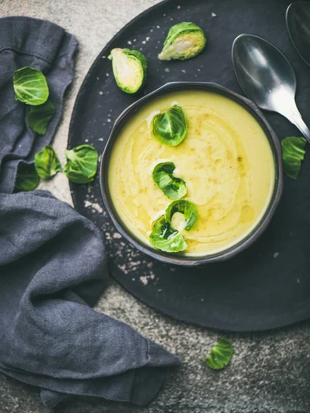 Seasonal Brussels Sprouts Vegetable Cream Soup Black Bowl Fresh Green — Stock Photo, Image