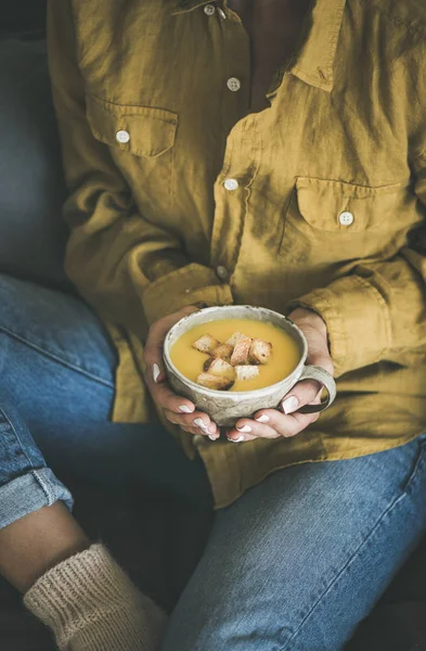 Perempuan Dalam Kemeja Kuning Dan Celana Jeans Duduk Dan Memegang — Stok Foto