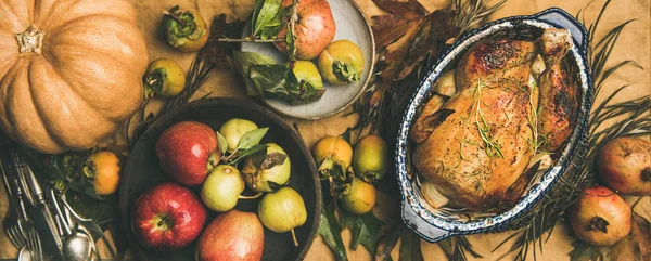 Dankbarkeitstisch Flachlage Von Gebratenem Huhn Oder Truthahn Obst Kürbis Besteck — Stockfoto