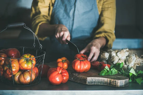 Mulher Avental Linho Cinzento Cozinhar Molho Tomate Tomates Enlatados Massas — Fotografia de Stock