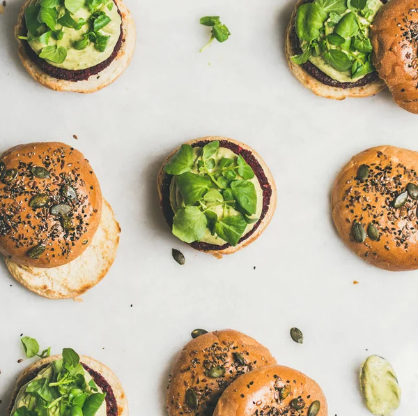 Lakás Lay Egészséges Vegán Burgerek Quinoa Cékla Pogácsákat Avokádó Krém — Stock Fotó