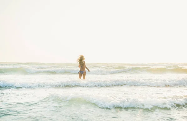 Jovem Loira Turista Maiô Azul Para Trás Águas Onduladas Mar — Fotografia de Stock