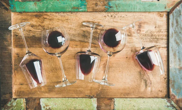 平躺在玻璃的红葡萄酒在质朴的木托盘背景 顶部视图 葡萄酒酒吧 品酒概念 — 图库照片
