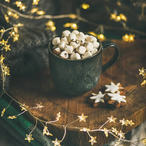 Рождество Новый Год Горячий Шоколад Зефиром Темной Кружке Над Деревянной — стоковое фото