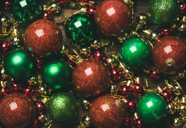 Noel ve yeni yıl tatil arka plan doku duvar kağıdı. Düz-lay renkli yeşil, kırmızı ve altın Noel ağacı süsleme topları, üstten görünüm. Yeni yıl tebrik kartı kavramı, şenlikli ruh hali