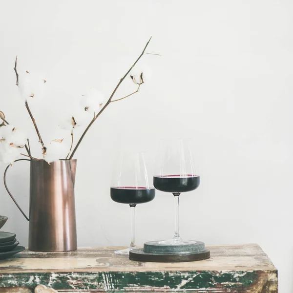 Dois Copos Vinho Tinto Sobre Bancada Cozinha Rústica Fundo Branco — Fotografia de Stock