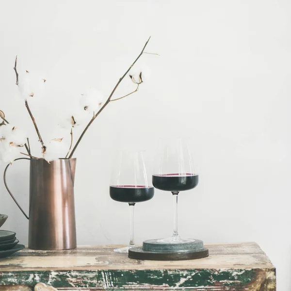 Dos Copas Vino Tinto Sobre Encimera Cocina Rústica Fondo Blanco — Foto de Stock