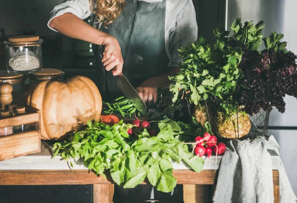 Herbst Saisonale Vegetarische Oder Vegane Dinner Küche Frau Leinenschürze Schneidet — Stockfoto