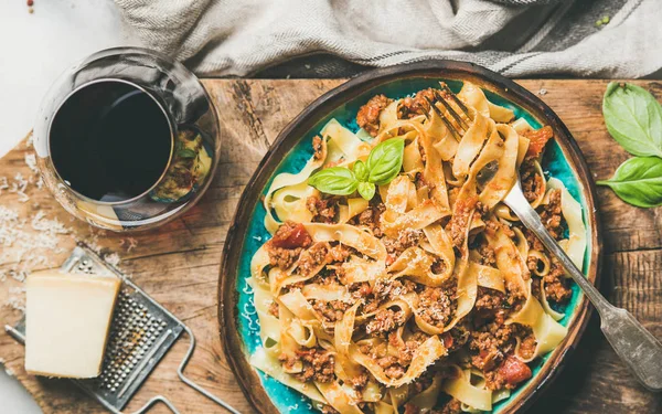 Tradiční Italská Večeře Ploché Lay Tagliatelle Bolognese Mletým Masem Rajčatovou — Stock fotografie