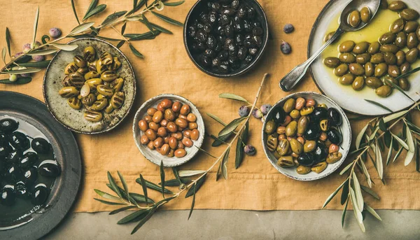 Lakás Lay Különféle Mediterrán Pácolt Olajbogyó Tányérok Tálak Olajfa Ágakat — Stock Fotó