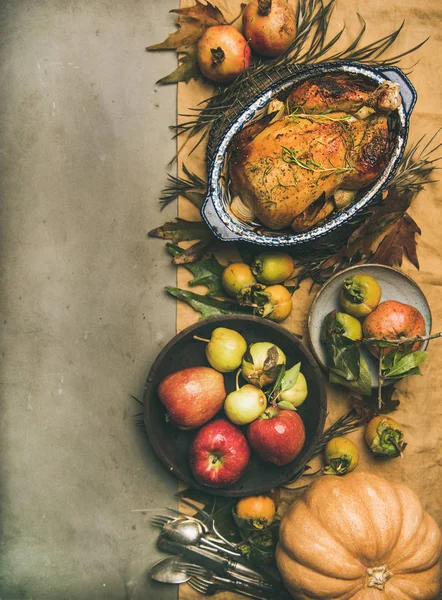 Dankbarkeitstisch Gebratenes Huhn Oder Truthahn Obst Kürbis Besteck Blätter Über — Stockfoto