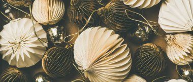 Noel ve yeni yıl tatil arka plan, doku ve duvar kağıdı. Kağıt beyaz ve altın Noel ağacı dekorasyon oyuncak