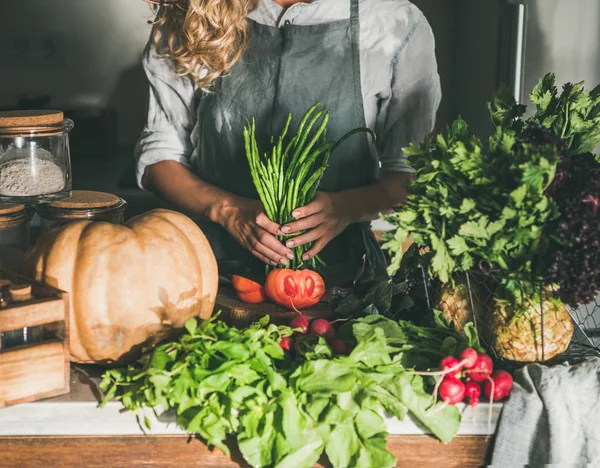 Feminino Avental Linho Preparando Feijão Verde Para Corte Balcão Cozinha — Fotografia de Stock