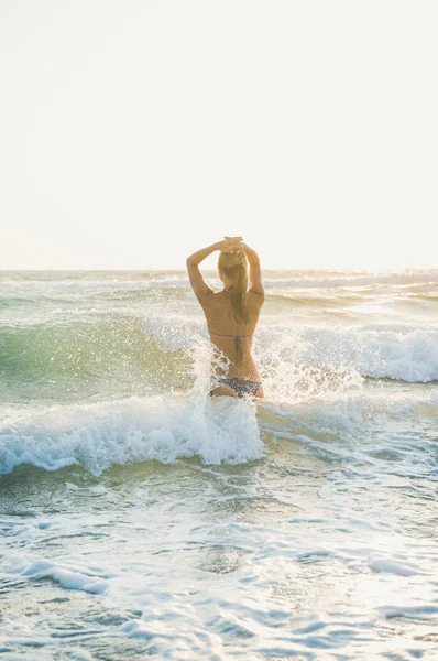 Young Blond Woman Tourist Swimsuit Standing Backwards Enjoying Wavy Waters — Stock Photo, Image