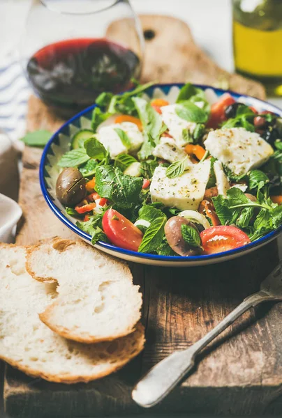 Traditionell Hemlagad Grekisk Sallad Med Fetaost Olivolja Och Oliver Och — Stockfoto